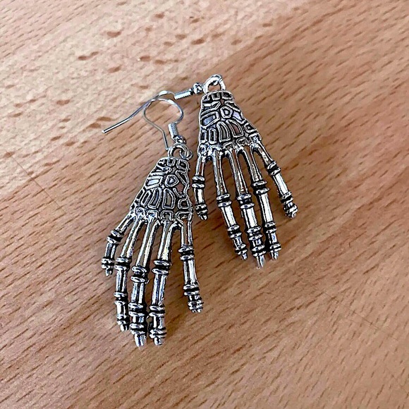 Silver skeleton hand earrings - Picture 9 of 11